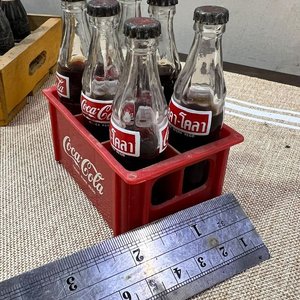 Conjunto Miniatura Coca-Cola: Cajón Madera y Botellitas - imagen 17