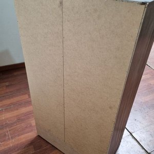 L 979 - Practico mueble aereo de guardado en color simil madera con dos puertas y estantes internos (Medidas 61x36x111cm) - imagen 4