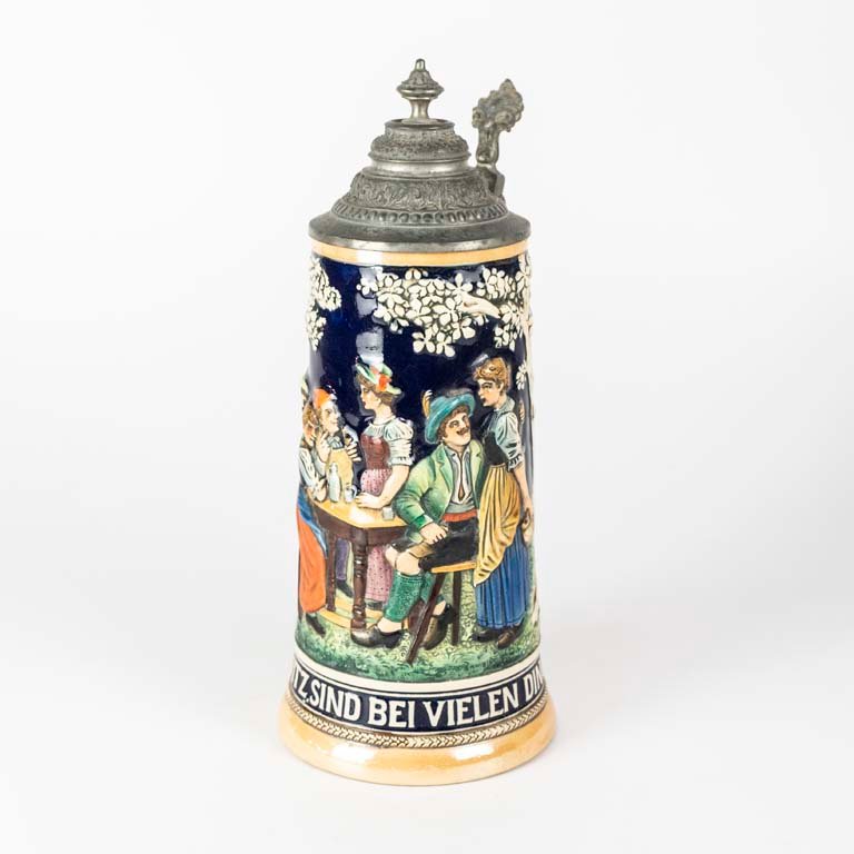 Jarra de cerveza cerámica con escena en relieve y tapa de peltre - imagen 1