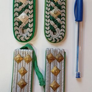 Lote siguiente: Par de Charreteras Militares Verdes con Estrellas Plateadas
