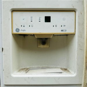 Heladera GE Profile de dos puertas con dispensador - imagen 3
