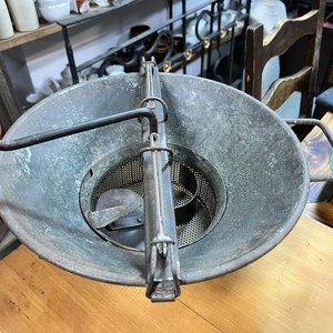 Molinillo de Legumbres Antiguo de Metal con Manivela y Empuñadura de Madera - imagen 2