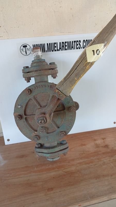 Bomba de Agua Antigua - Pieza Histórica - imagen 1