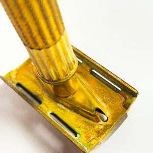 Estuche con Cuatro Máquinas de Afeitar Antiguas - imagen 4