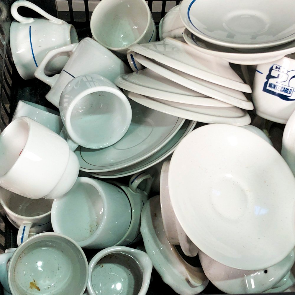 Lote de porcelana blanca con detalles y guarda azul - imagen 4