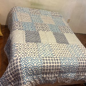 Lote siguiente: Acolchado de 2 Plazas con Diseño Geométrico Azul y Blanco