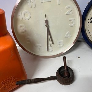 Lote de 9 piezas: 2 relojes de pared, cantimplora naranja, radio y más - imagen 4