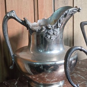 Juego de Jarra Antigua, Hielera y Cafetera Plateada - imagen 5