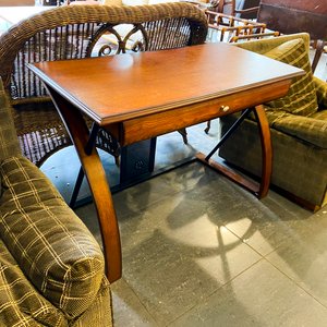 Sillón de Sala con Tapizado a Cuadros y Mesa de Madera - imagen 2