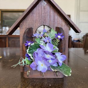 Organizador de Llaves Decorativo de Madera Oscura con Adorno Floral - imagen 5