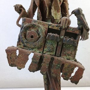 Escultura de Hierro 'Chilindro': Hombre con Grabador y Pipa - imagen 3