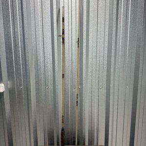 Caña de Pescar de Dos Tramos 243cm con Detalles Dorados y Marrones - imagen 1