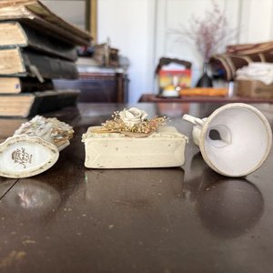 Lote de 3 Artículos Decorativos de Porcelana: Ángel, Canasta y Florero - imagen 3