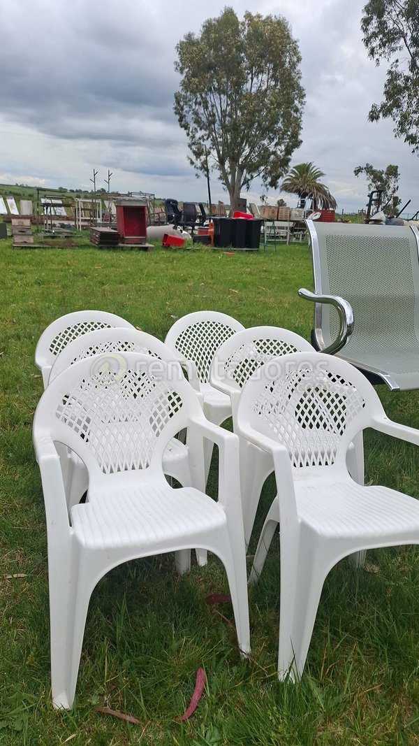 Lote de Sillas de Plástico Blancas para Exterior