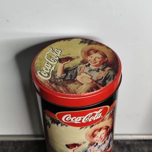 Lata Grande Coca-Cola con Ilustración Vintage - imagen 2