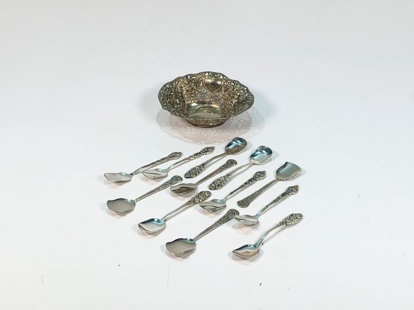 Juego de 12 Cucharitas y Despojador de Metal con Decoración Floral