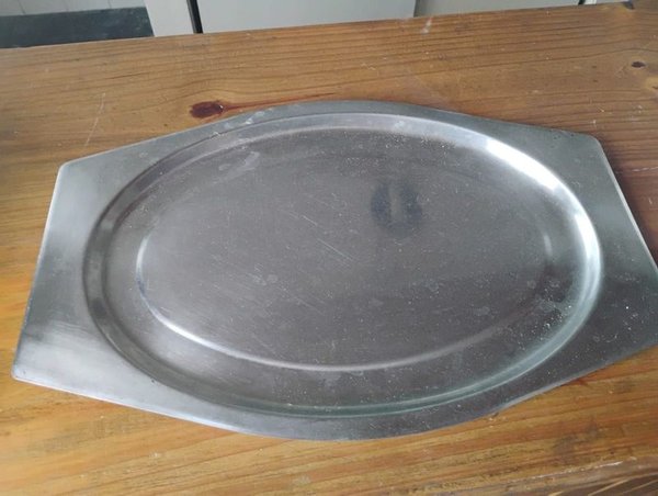 Bandejas de plata sobre mesa de madera - imagen 2