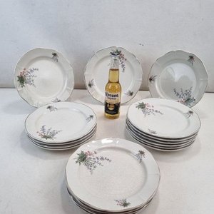 L 268 - 17 Piezas - Importante lote de 17 platos antiguos en porcelana de la firma 'Dlmos Industria Uruguaya' con motivos florales y bordes ondulados (12 postre 18cm / 5 playos 23cm) - imagen 2