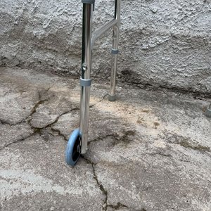 Andador Plegable Metálico y Bastón de Madera - imagen 6