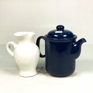 Tetera Azul y Lechera Blanca de Porcelana - imagen 2
