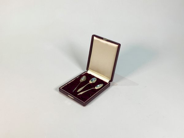 Juego de Tres Cucharitas de Plata con Estuche y Decoración Floral