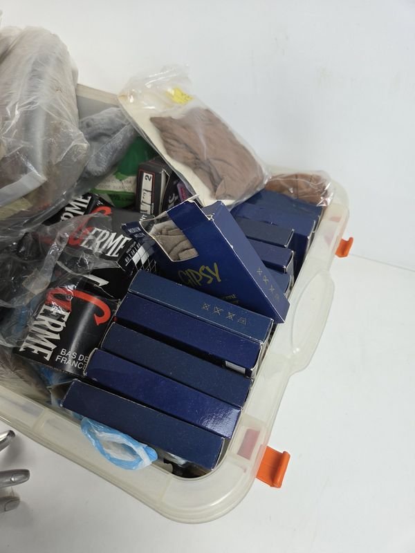 Caja repleta de medias nuevas para dama - imagen 2