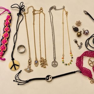 Lote anterior: Lote de Collares y Pulseras de Fantasía con Dijes Variados
