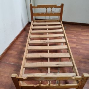L 971 - Practica cama de madera de 1 plaza con respaldo y piecera calados y barrotes torneados (Medidas 190x80x31cm) - imagen 3