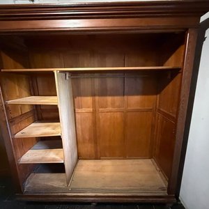 Lote siguiente: Ropero Antiguo de Pinotea con Estantes y Puertas Corredizas