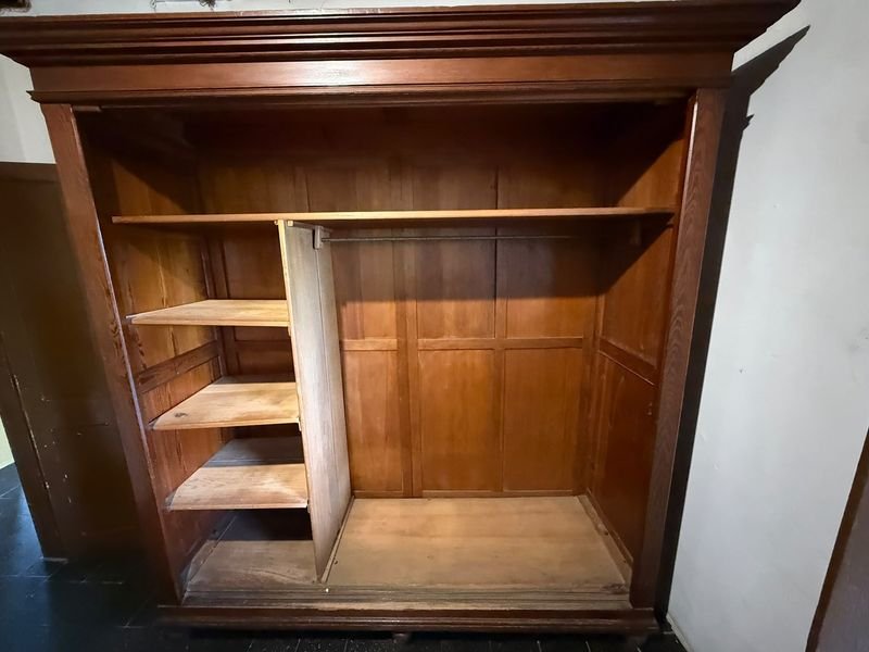 Ropero Antiguo de Pinotea con Estantes y Puertas Corredizas