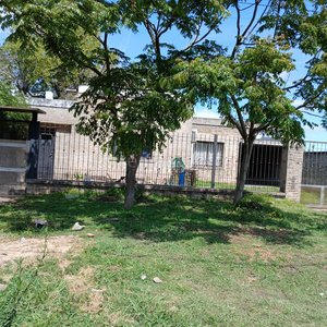Lote anterior: Casa con jardín y rejas