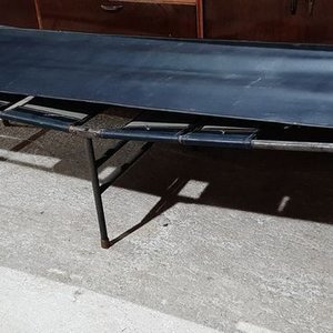 Lote siguiente: Catre Plegable de Caño con Tela Negra