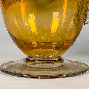 Dos Jarras de Vidrio Vintage: Ámbar con Asa y Verde Prensada - imagen 2