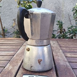 Cafetera italiana tipo moka de aluminio, con cuerpo octogonal, tapa, asa y filtro interior - imagen 6