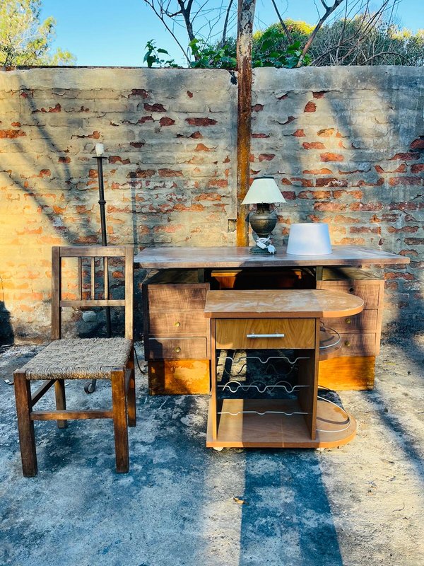 Lote de Muebles: Escritorio, Silla, Lámpara de Pie y Rack Rodante - imagen 1