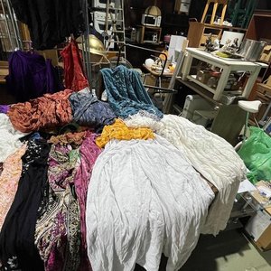 Lote de Ropa y Textiles Variados - imagen 2
