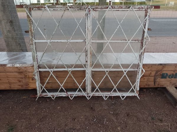 Ventana de hierro con reja y marco de metal - imagen 1