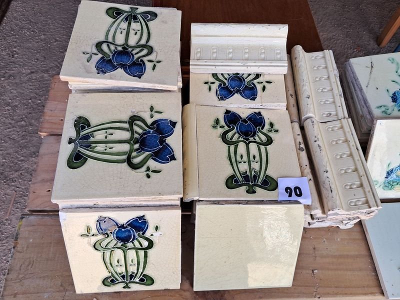 Lote siguiente: Lotes de mayólicas inglesas con flores azules y relieve