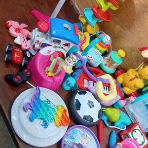 Lote Variado de Juguetes Infantiles: Pelota, Teclado, Figuras y Más - imagen 3