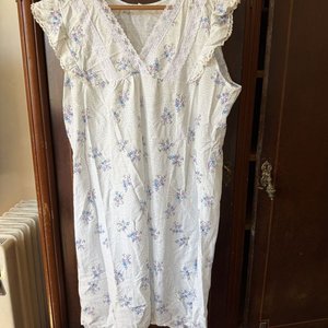 Lote de 3 Prendas: Camisón Estampado, Camisón Satinado Crudo y Blusa de Encaje Blanca - imagen 15
