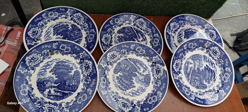 Platos y tazas de porcelana blanca y azul - imagen 3
