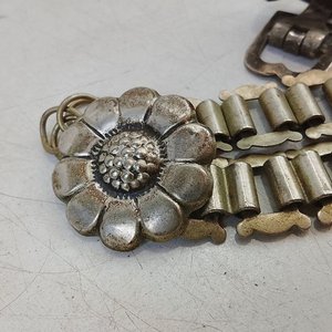Par de Espuelas Criollas Repujadas con Motivos Florales y Eslabones - imagen 4
