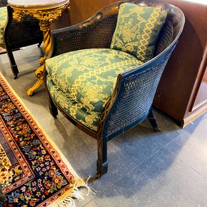 Lote siguiente: Sillón de estilo Luis XV con ratán y tapizado floral