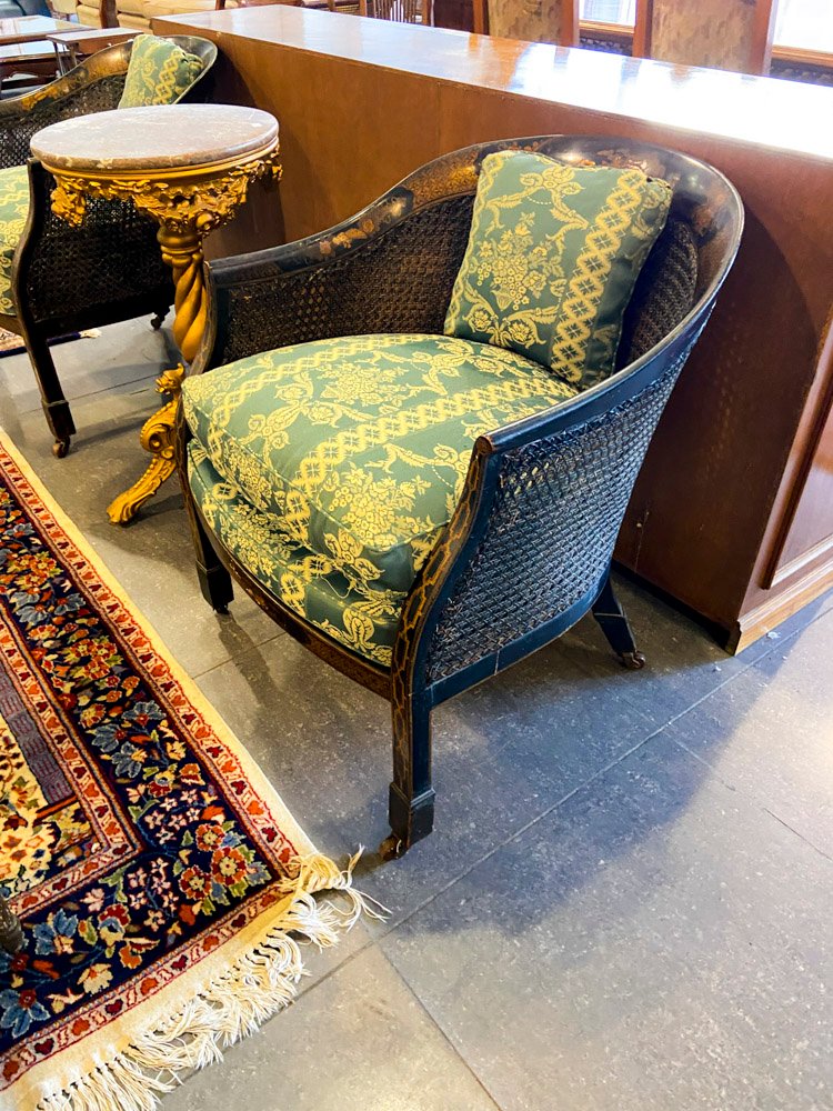 Sillón de estilo Luis XV con ratán y tapizado floral