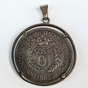 Moneda de Plata Uruguaya 10 Pesos 1961 Gaucho Engarzada - imagen 2