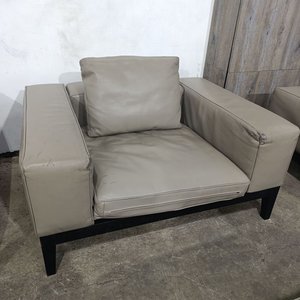 Sillones de Estilo Contemporáneo en Cuero Gris con Base de Madera Maciza - imagen 6