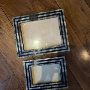 Lote anterior: Set de 2 Portarretratos de Madera y Vidrio