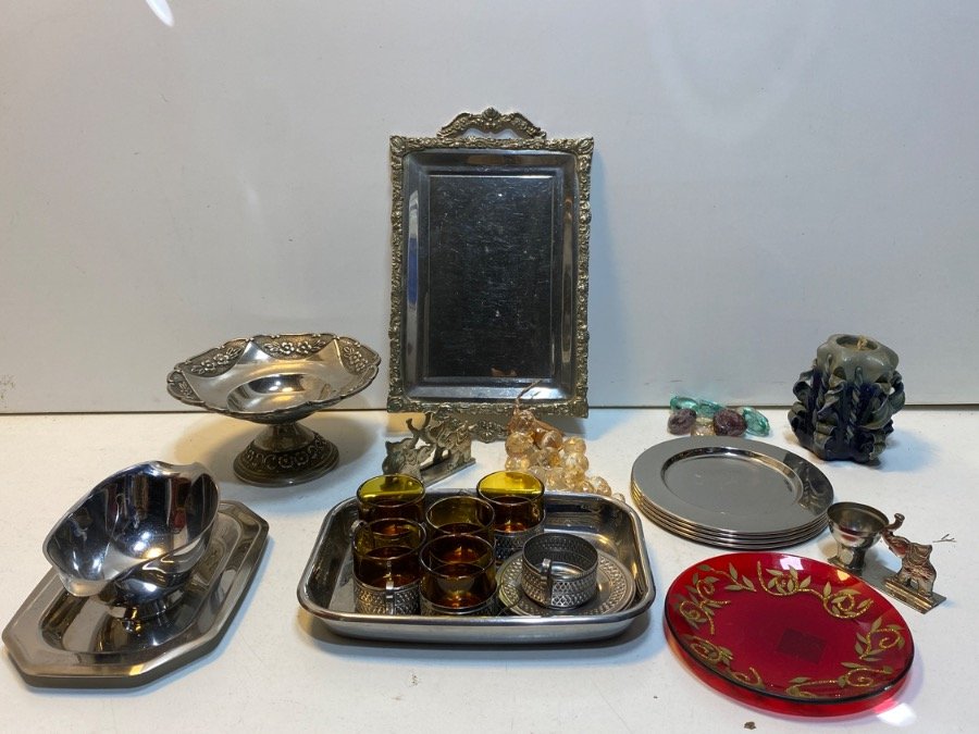 Lote de 23 piezas de bazar y adornos: bandeja, salsera, frutera, vasos ámbar, platos y figuras