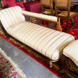 Diván Estilo Luis XV con Tapizado Floral y Patas de Madera Oscura - imagen 3