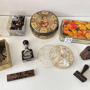 Lote de Latas Metálicas con Accesorios de Costura y Sellos Antiguos - imagen 3